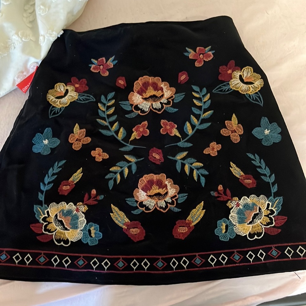 Skirt with warm embroidered colors